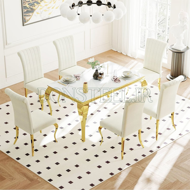 (1) میز ناهارخوری استیل مدل سم آهویی میز ناهارخوری استیل مدل سم آهویی طلایی در فضای اتاق همراه با صندلی